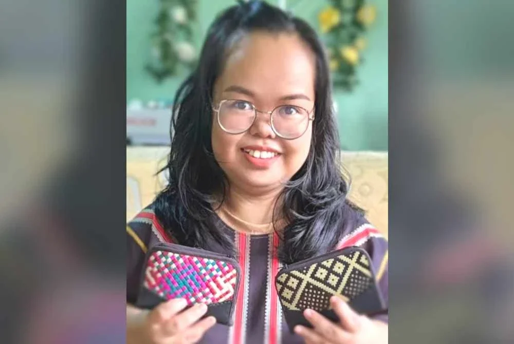 Magdelina bersama hasil kraf yang dihasilkan sendiri.
