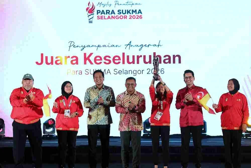Amirudin (empat dari kiri) dan Taufiq (dua dari kanan) bersama tetamu kenamaan meraikan kejayaan Selangor muncul juara Para SUKMA 2026 di Shah Alam pada Khamis. Foto: Bernama.