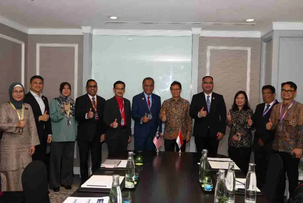 Dzulkefly (tengah) mengikuti Mesyuarat Bilateral Bersama Menteri Kesihatan Republik Indonesia sempena AHMM ke-17 di Kuala Lumpur pada Rabu.