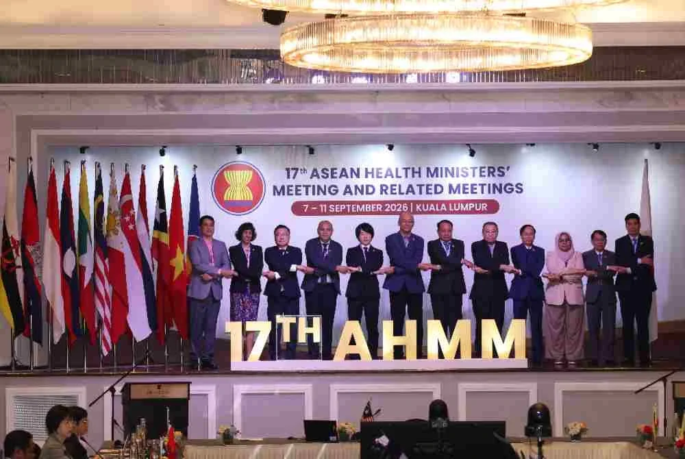 Delegasi bergambar pada Mesyuarat Persediaan Pegawai-Pegawai Kanan Kesihatan ASEAN sempena AHMM ke-17.
