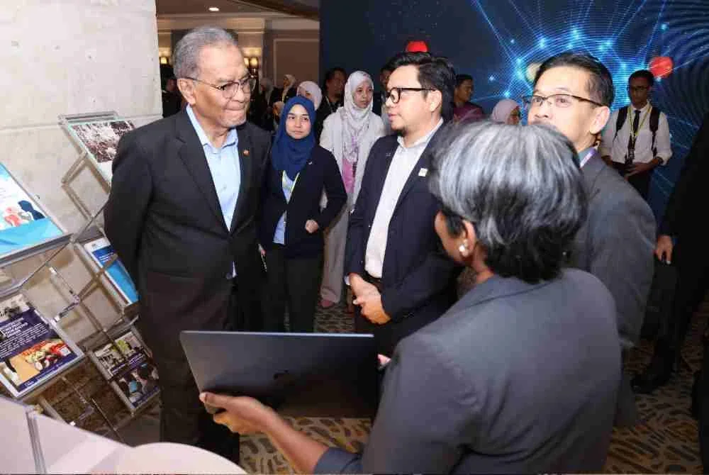 Dzulkefly meluangkan masa meninjau persediaan awal AHMM ke-17 bertempat di Kuala Lumpur