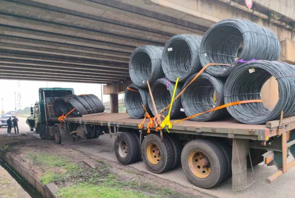 Sebahagian muatan gelung besi yang dibawa sebuah motolori jenis semi treler kargo am disita JPJ Pahang susulan kejadian muatan jatuh di hadapan Kilang MCKIP Gebeng, Jalan Pintasan Sungai Ular. - Foto :JPJ Pahang