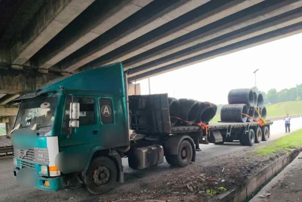 Semi treler kargo am yang disita JPJ Pahang selepas terbabit kejadian muatan jatuh di hadapan Kilang MCKIP Gebeng, Kuantan. Foto: JPJ Pahang