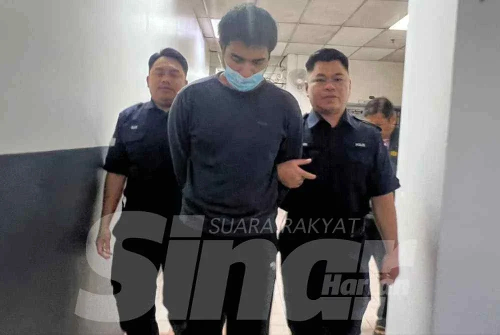Muhammad Azri ( tengah) didakwa di Mahkamah Sesyen Johor Bahru.