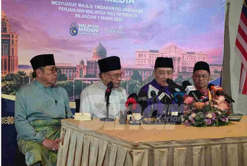 Hajiji (dua dari kanan) semasa sidang akhbar bersama Anwar selepas mesyuarat berkenaan di Pusat Konvensyen Antarabangsa Sabah (SICC), pada Jumaat. Hadir sama, Abang Johari (kiri) serta Mustapha (kanan).
