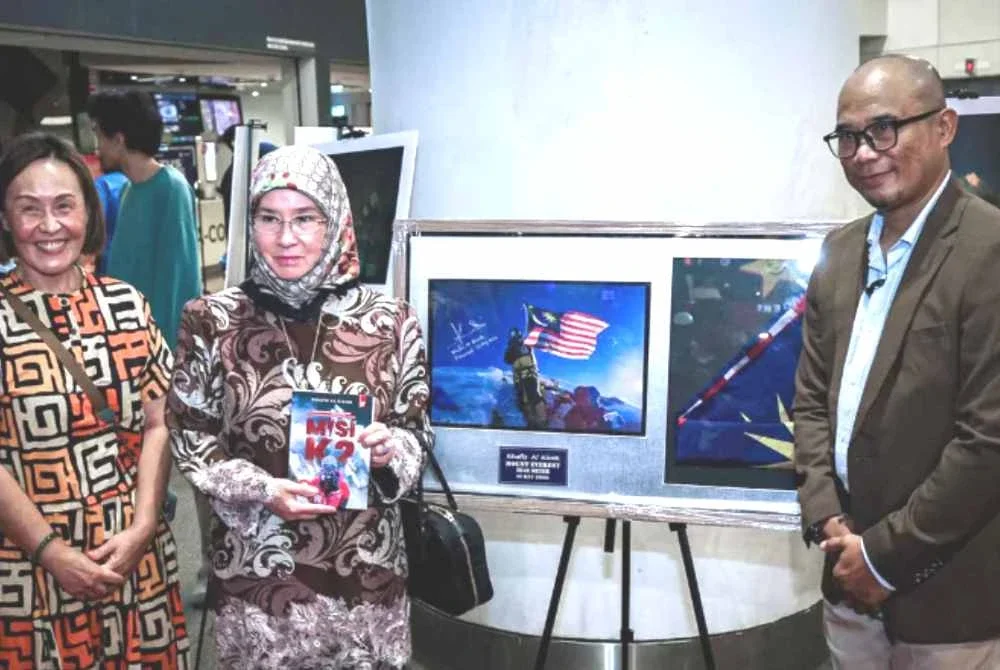 Tunku Azizah (tengah) berkenan bergambar kenangan bersama pendaki negara, Mohd Khafiz Bachok (kanan) dan Chew Wei Ngor pada majlis tayangan khas dokumentari ‘TEKAD: Ekspedisi Guthrie Everest 2026’ di sebuah pawagam di Subang Jaya, malam tadi. Foto: Bernama