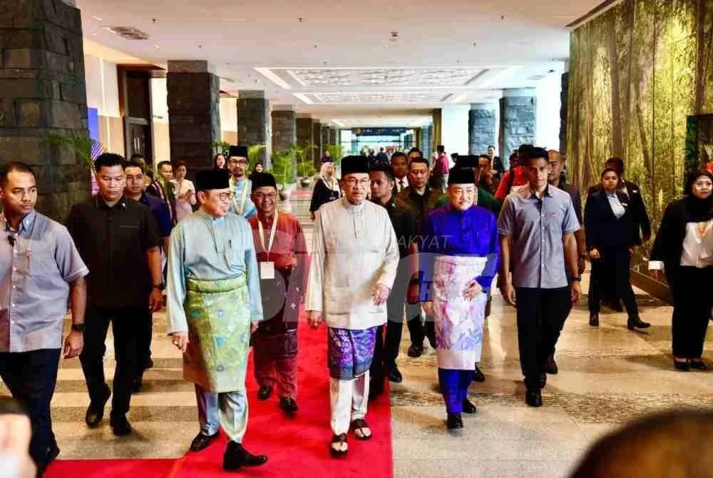 Anwar diiringi Abang Johari dan Hajiji semasa di SICC bagi menghadiri Mesyuarat Majlis Tindakan Pelaksanaan Perjanjian Malaysia 1963 (MTPMA63) Tahun 2026.