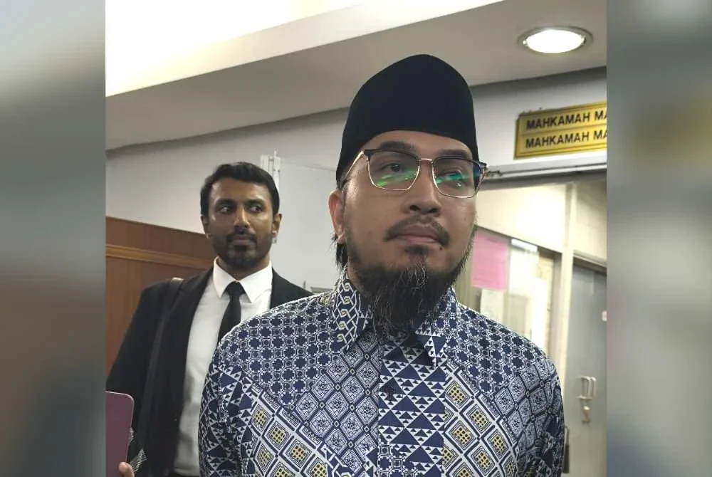 Farid Abu Auliya ketika hadir ke Mahkamah Majistret Shah Alam pada Jumaat bagi menghadapi dua kes memiliki gambar bogel dan video lucah, tahun lalu.