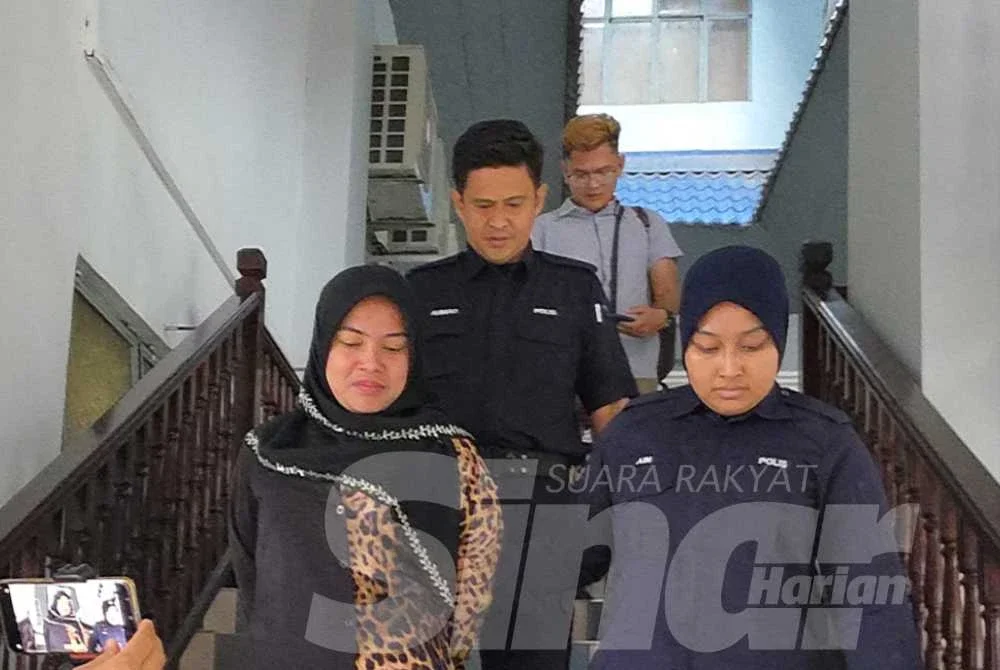 Tertuduh (kiri) mengaku bersalah terhadap pertuduhan mencederakan seorang lelaki, Julai lalu.
