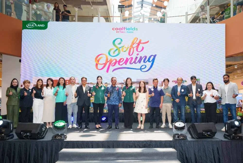 Wen Ling (lapan dari kiri) bersama wakil syarikat jenama terkenal yang beroperasi di Coalfields Retail Park.