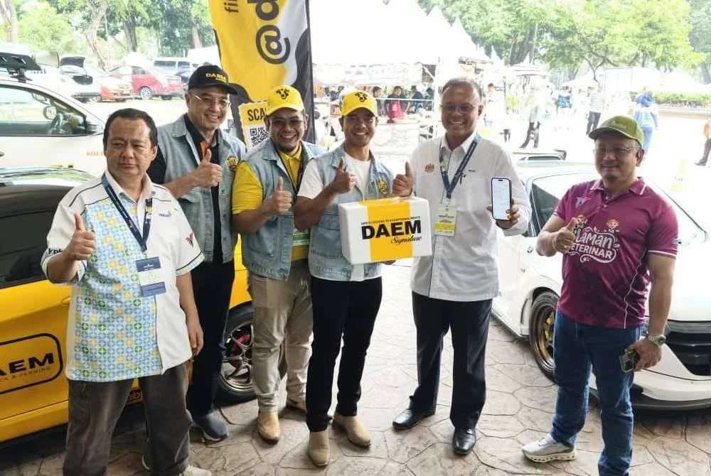 ISHAM (dua dari kanan) bersama Alif (tiga dari kanan) ketika gimik pelancaran IMAN sempena MAHA 2026 di MAEPS Serdang baru-baru ini.
