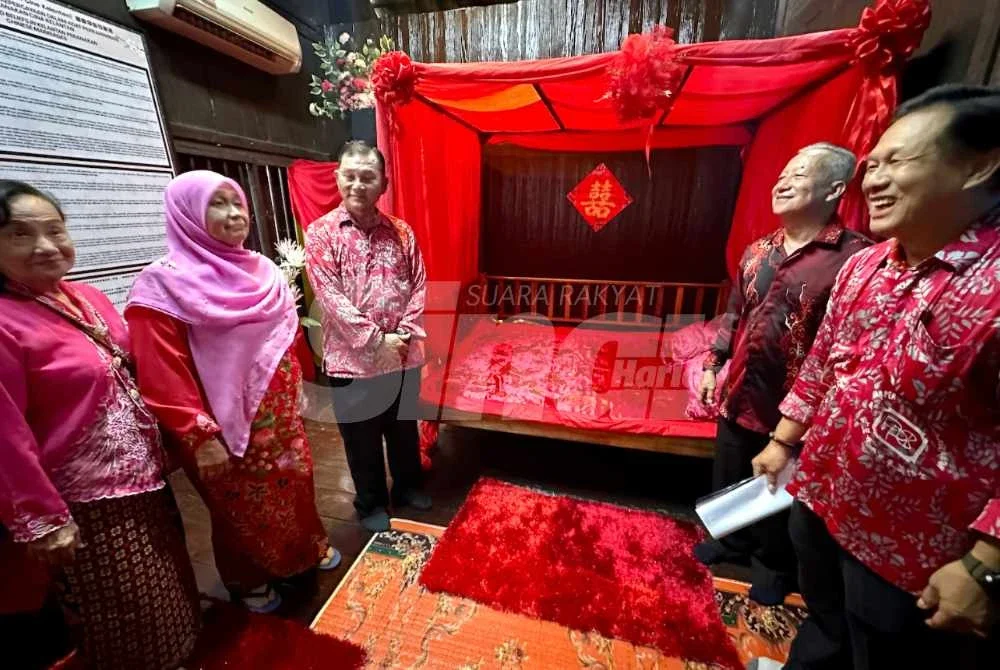 Bilik pengantin peranakan Cina Kelantan yang dipamerkan di galeri.