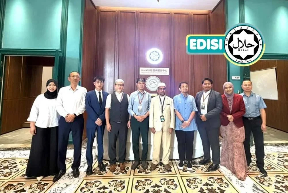PENULIS (tiga dari kanan) bersama pasukan Yunnan Halal Certification Services dan pegawai Jakim di Yunnan.
