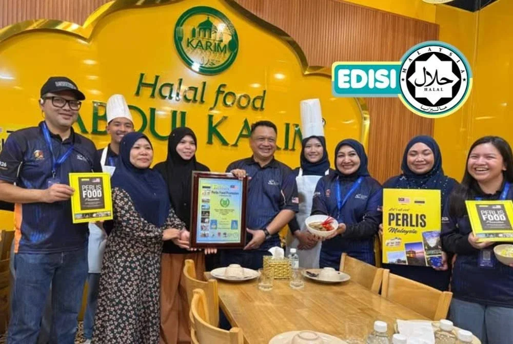 TUANKU Syed Faizuddin Putra (tengah) turut berkenan meluangkan masa melawat Halal Food Abdul Karim yang diadakan di Da Nang, Vietnam. Foto FB MAIPs