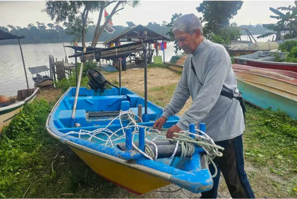 Bot gentian kaca milik nelayan, Sabrie Rusli, 32, yang dilaporkan hilang di perairan Dungun sejak 27 Ogos lepas ditemukan di dasar laut. Foto Bernama