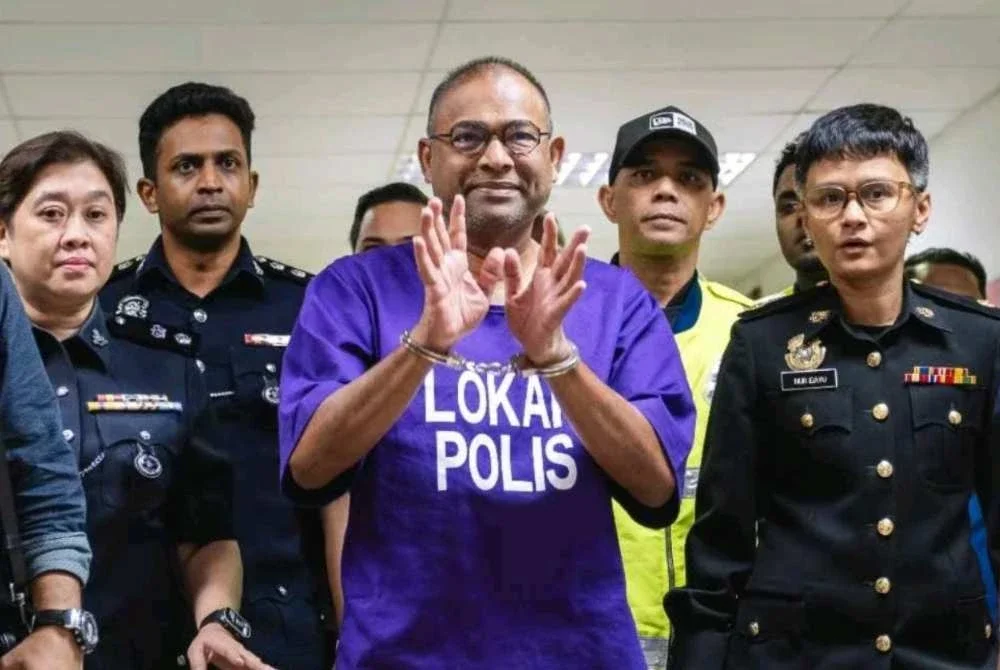 Abdul Azeez diiringi anggota polis selepas prosiding pendakwaan di Mahkamah Sesyen Kuala Lumpur pada Rabu lalu. Foto Bernama