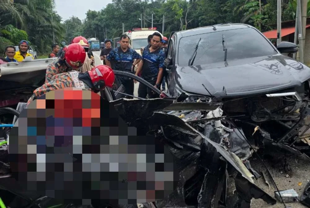 Dua mangsa disahkan meninggal dunia di tempat kejadian selepas kereta dinaiki bertembung kenderaan pacuan empat roda di Jalan Kuantan-Maran di sini pada Jumaat.