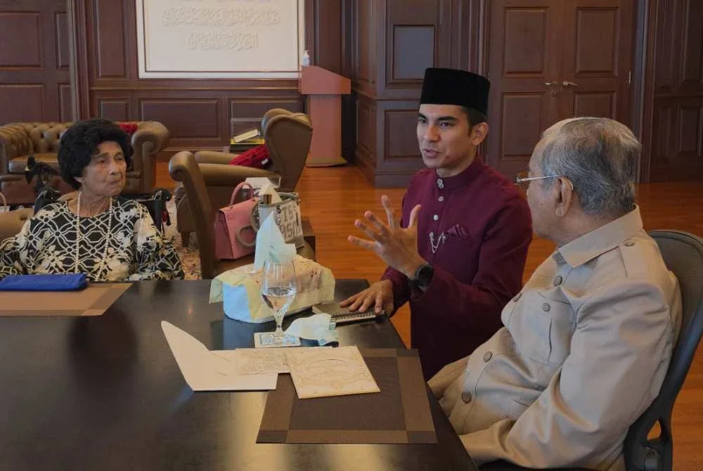 Syed Saddiq berkongsi gambar bersama pasangan ikon inspirasi negara selepas menyampaikan kad jemputan kahwin. Foto Instagram Syed Saddiq