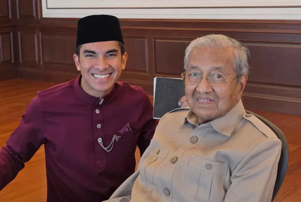 Syed Saddiq bergambar bersama bekas Perdana Menteri, Tun Mahathir Mohamed ketika kunjungan menyampaikan kad jemputan kahwin. Foto Instagram Syed Saddiq