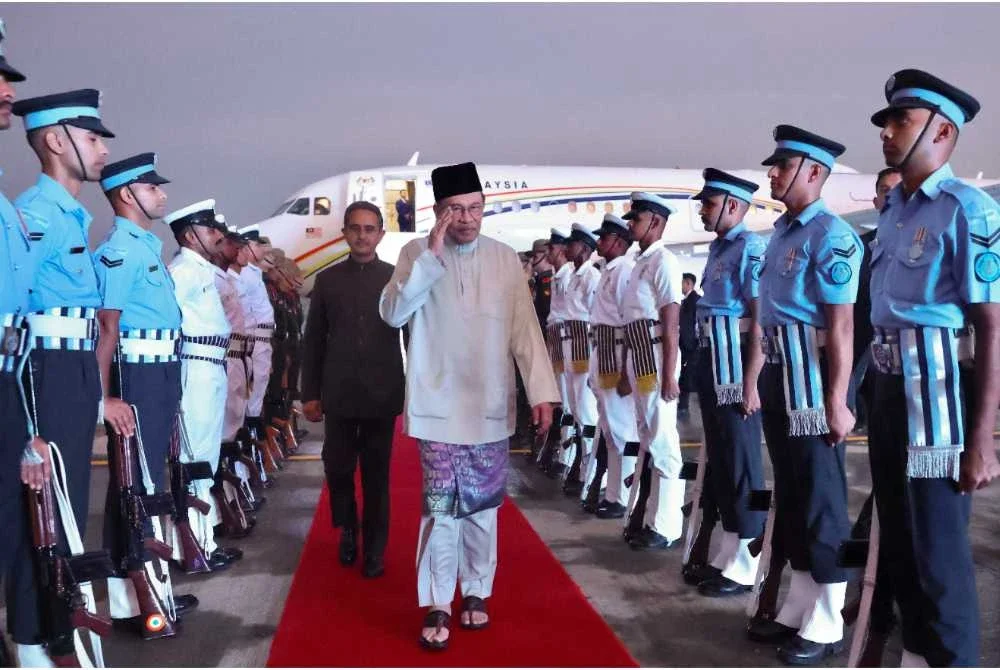 Anwar tiba di New Delhi bagi menghadiri Sidang Kemuncak BRICS ke-18 yang dihoskan Perdana Menteri India, Narendra Modi. Foto Bernama