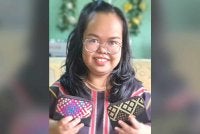 Magdelina bersama hasil kraf yang dihasilkan sendiri.
