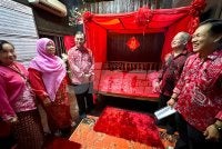 Bilik pengantin peranakan Cina Kelantan yang dipamerkan di galeri. 