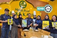 TUANKU Syed Faizuddin Putra (tengah) turut berkenan meluangkan masa melawat Halal Food Abdul Karim yang diadakan di Da Nang, Vietnam. Foto FB MAIPs