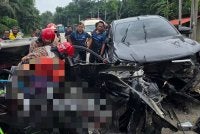 Dua mangsa disahkan meninggal dunia di tempat kejadian selepas kereta dinaiki bertembung kenderaan pacuan empat roda di Jalan Kuantan-Maran di sini pada Jumaat.