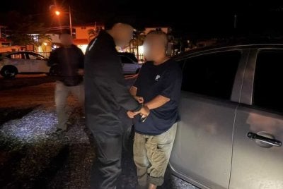 Seorang lelaki warga tempatan yang disyaki bertindak sebagai transporter serta seorang lelaki warga Myanmar ditahan di Kuala Perlis pada awal pagi Khamis. Foto: JIM Perlis