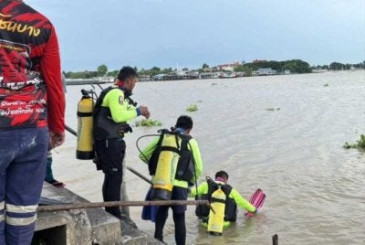 Lima penyelamat sukarelawan dan penyelam turut menjalankan pencarian di dalam air dalam keadaan arus yang deras. Foto: CH7