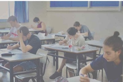 Pelajar sekolah menengah Keshet menduduki peperiksaan matrikulasi Matematik (Bagrut) di Tel Aviv. Foto The Jurusalem Post