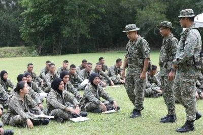 Zaliman ketika hadir ke Sesi Tamat Latihan Menembak di Lapang Sasar Universiti Utara Malaysia, Kedah.