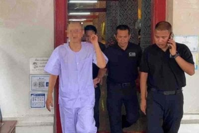 Polis mengiringi Atichote Thammavaro, yang sebelum ini dikenali sebagai Phra Vajirayan, keluar dari Wat Phutthaisawan di Ayutthaya selepas beliau dilucutkan status sami pada Khamis. Beliau berdepan pertuduhan berkaitan penyelewengan dana kuil berjumlah 100 juta baht. Foto: Wassayos Ngamkham