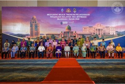 Fadhlina (duduk, lima dari kanan) turut menghadiri Mesyuarat Majlis Tindakan Pelaksanaan Perjanjian Malaysia 1963 (MTPMA63) Tahun 2026 yang dipengerusikan Anwar di Pusat Konvensyen Antarabangsa Sabah, Kota Kinabalu, Sabah. Foto Facebook Fadhlina Sidek