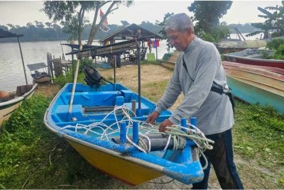 Bot gentian kaca milik nelayan, Sabrie Rusli, 32, yang dilaporkan hilang di perairan Dungun sejak 27 Ogos lepas ditemukan di dasar laut. Foto Bernama