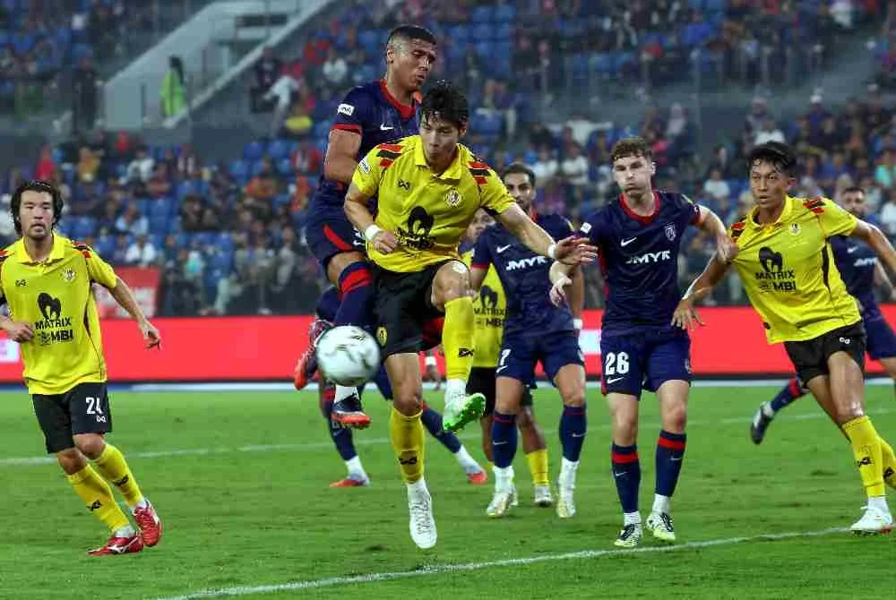 Pemain JDT Bergson Gustavo Silveira Da Silva mengasak pemain Negeri Sembilan FC Park YiYoung pada perlawanan Liga Super di Stadium Sultan Ibrahim. Foto Bernama