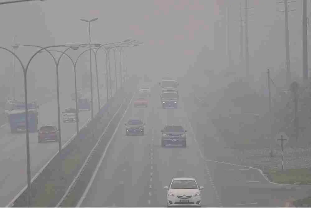 Keadaan berjerebu yang dirakam di Jalan Serian-Sri Aman. Foto fail Bernama