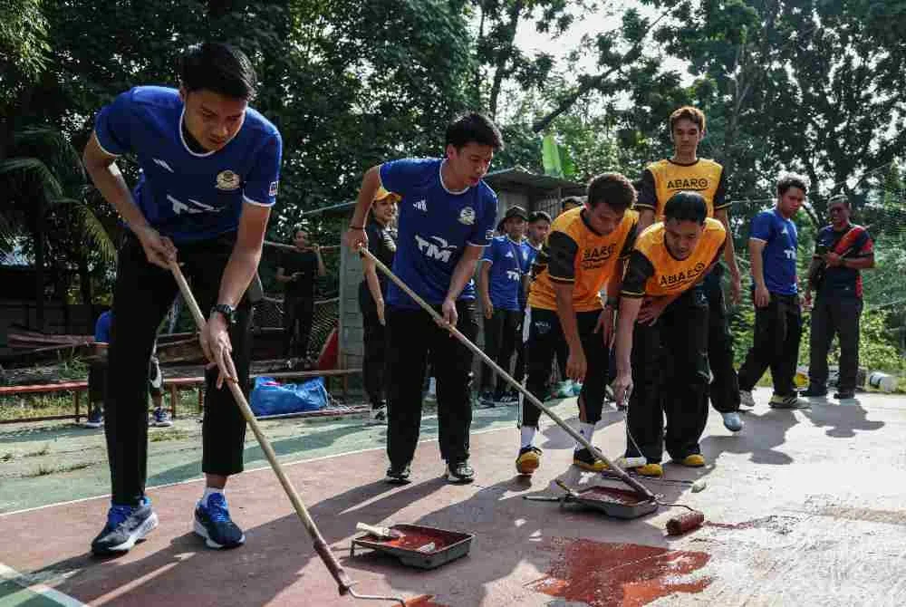 Mohammad Syahir bersama pemain-pemain sepak takraw kebangsaan melakukan kerja baik pulih gelanggang pada Program Ini Gelanggang Kita-Projek Komuniti STL 2026 di Gelanggang Sepak Takraw Kelab Tanjung Rimau AU3 Keramat, pada Sabtu. Foto Bernama