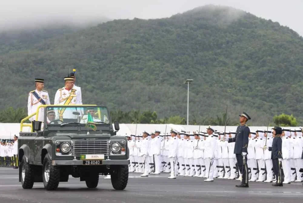 Tuanku Syed Faizuddin berkenan memeriksa perbarisan sempena Istiadat Perbarisan Diraja dan Pengurniaan Watikah Tauliah Pegawai Kadet Pasukan Latihan Pegawai Simpanan Universiti Awam (PALAPES UA) di Universiti Malaysia Perlis (UniMAP) pada Sabtu.