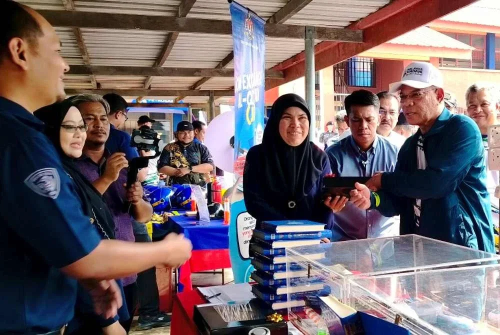 Saifuddin melawat reruai pameran agensi mengambil bahagian pada Majlis Peluncuran Program Kampung Angkat Madani dan Sekolah Angkat Madani JIM 2026 di Sekolah Kebangsaan Nenasi di Pekan pada Sabtu.