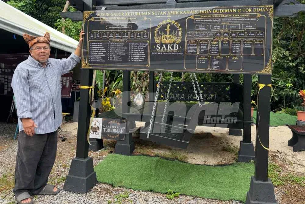 Abdul Rahman berdiri bersebelahan Tapak Warisan Tok Diman yang dibina di Kampung Chetok.