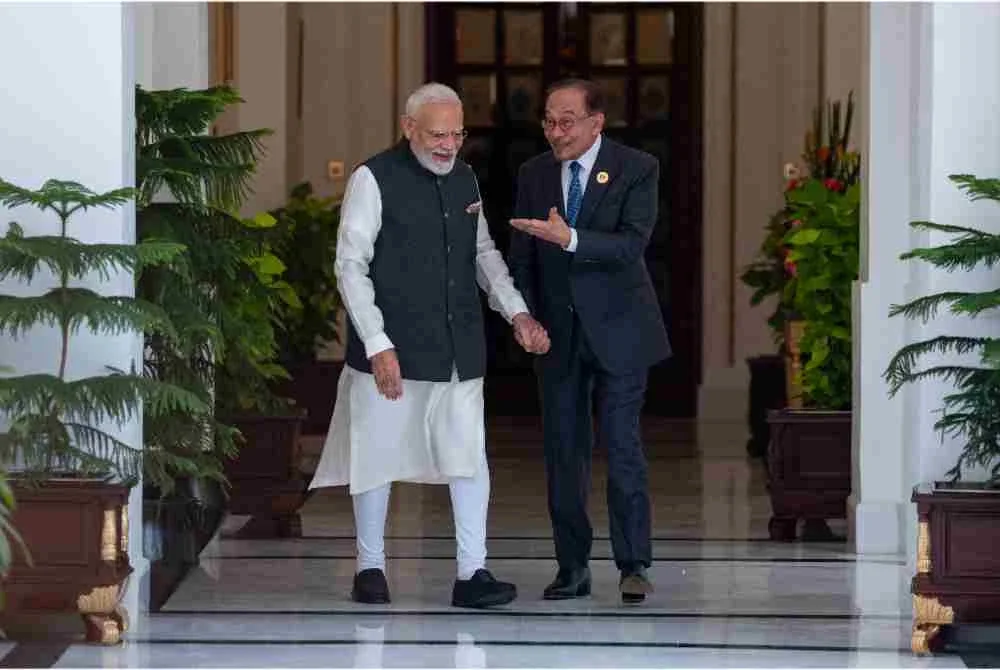 Anwar Ibrahim mengadakan mesyuarat dua hala dengan Modi di luar Sidang Kemuncak Pemimpin BRICS ke-18 di New Delhi pada Sabtu. Foto Bernama 