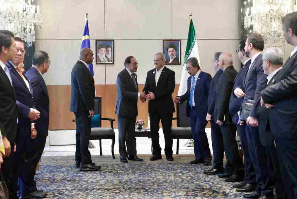 Anwar mengadakan mesyuarat dua hala dengan Presiden Iran, Masoud Pezeshkian di luar acara Sidang Kemuncak Pemimpin BRICS ke-18 di New Delhi, India, pada Sabtu. Turut sama Menteri Pelaburan, Perdagangan dan Industri, Datuk Seri Johari Abdul Ghani dan Menteri Sumber Manusia, Datuk Seri R Ramanan. Foto Bernama