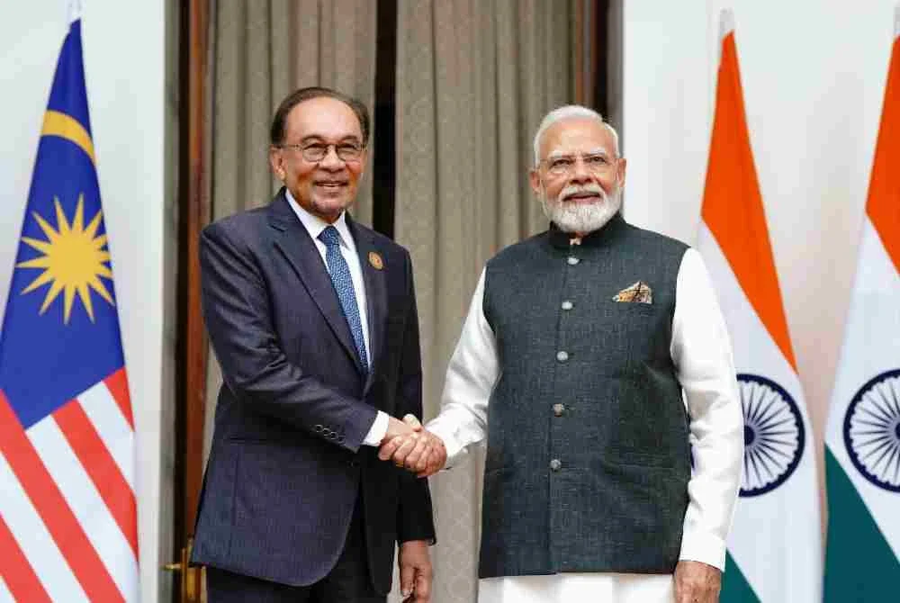 Perdana Menteri Malaysia, Datuk Seri Anwar Ibrahim mengadakan mesyuarat dua hala dengan Perdana Menteri India, Narendra Modi di luar Sidang Kemuncak Pemimpin BRICS ke-18 di New Delhi, pada Sabtu. Foto Bernama