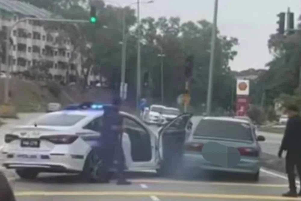 Tangkap layar video tular memaparkan kereta yang dinaiki dua lelaki melarikan diri di di Jalan Semenyih berhampiran lampu isyarat Kajang Prima pada Jumaat.