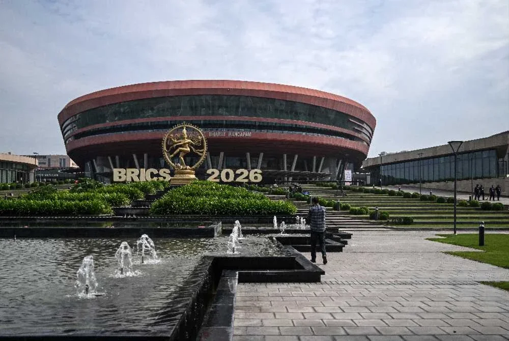 Seorang pengunjung mengambil gambar di luar lokasi Sidang Kemuncak BRICS ke-18 di Bharat Mandapam, New Delhi. Foto: Agensi
