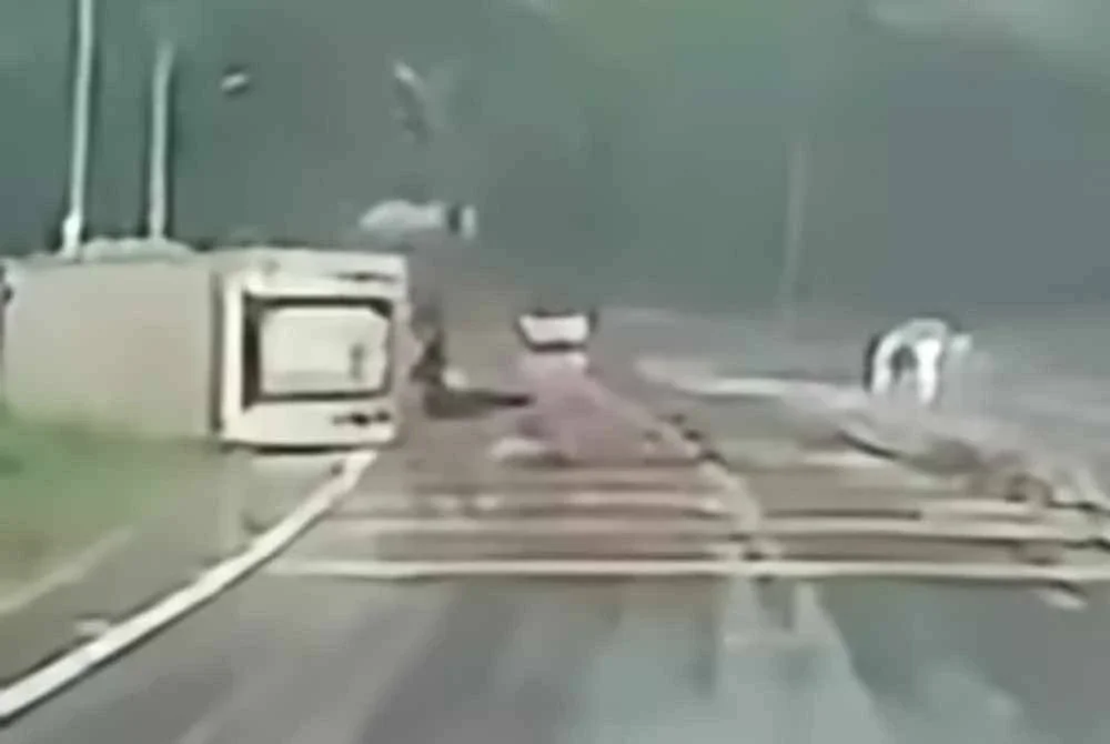 Tangkap layar video tular nahas di Jalan Bukit Kelicap melibatkan Mohamad Shahrul Azizi.