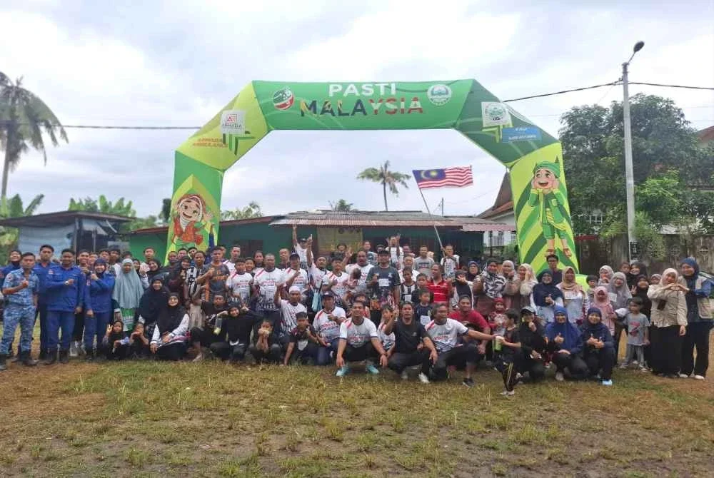 Seramai 300 penduduk kampung daripada pelbagai peringkat usia menyemarakkan Program Fun Run Merdeka 2026 (Tertutup) Kampung Paya Lima Amas, Dewan Undangan Negeri (DUN) Bukit Tunggal di Kuala Terengganu pada Sabtu.