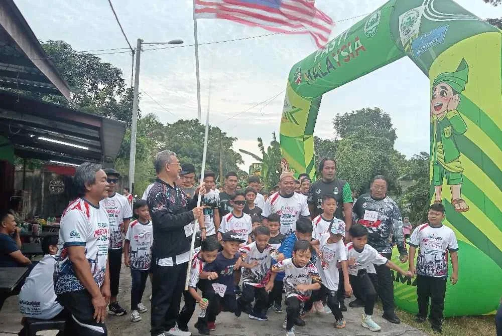 Seramai 300 penduduk kampung daripada pelbagai peringkat usia menyemarakkan Program Fun Run Merdeka 2026 (Tertutup) Kampung Paya Lima Amas, Dewan Undangan Negeri (DUN) Bukit Tunggal di Kuala Terengganu pada Sabtu.
