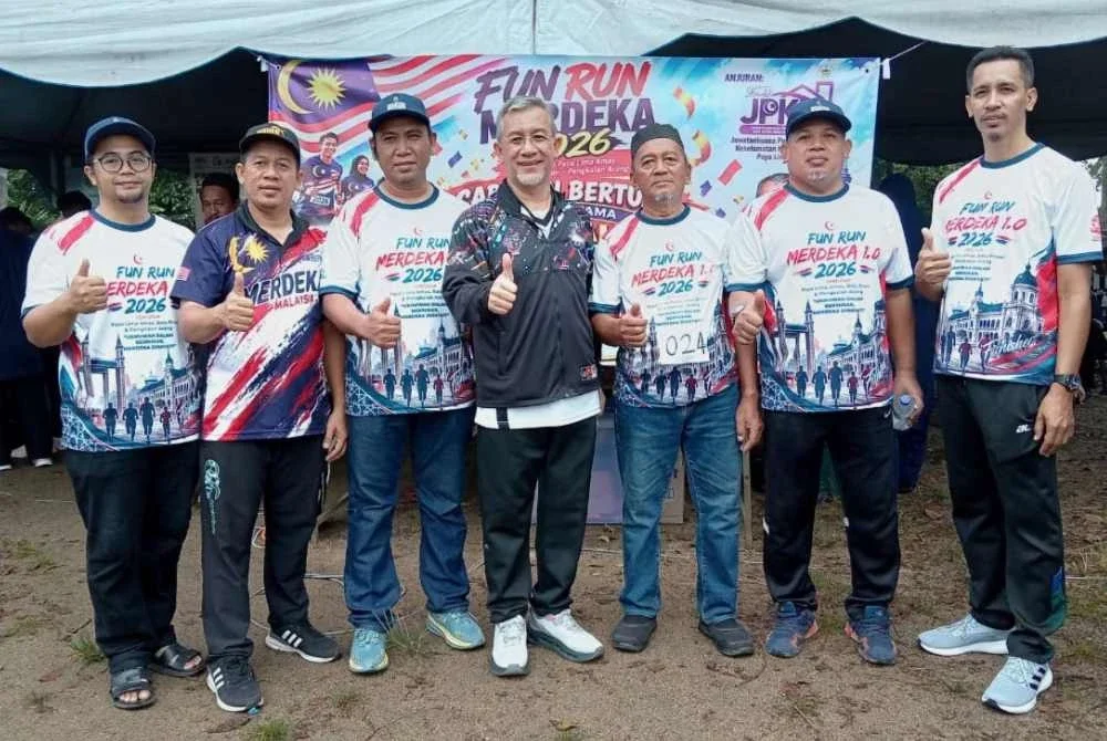 Zaharudin (tengah) merakam gambar sempena Program Fun Run Merdeka 2026 (Tertutup) Kampung Paya Lima Amas, Dewan Undangan Negeri (DUN) Bukit Tunggal, di Kuala Terengganu pada Sabtu.